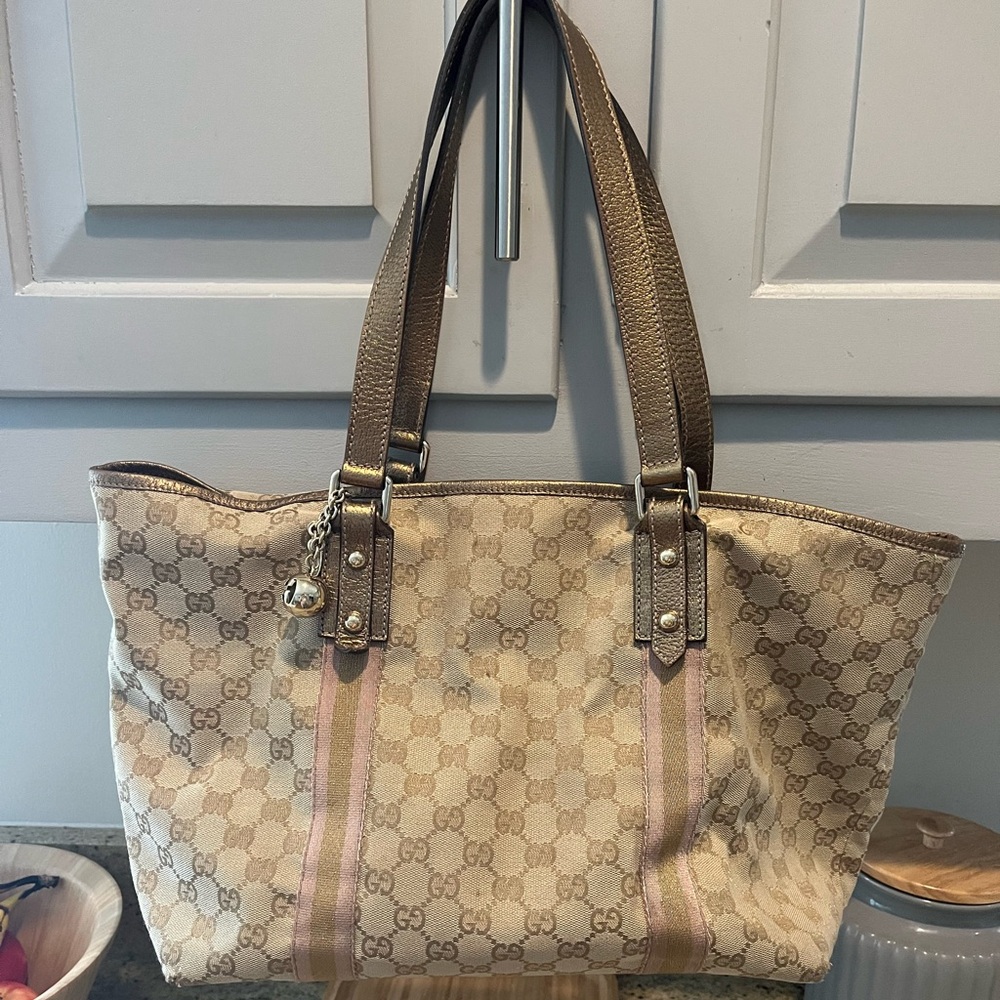 Gucci Summer Bag with keychain!